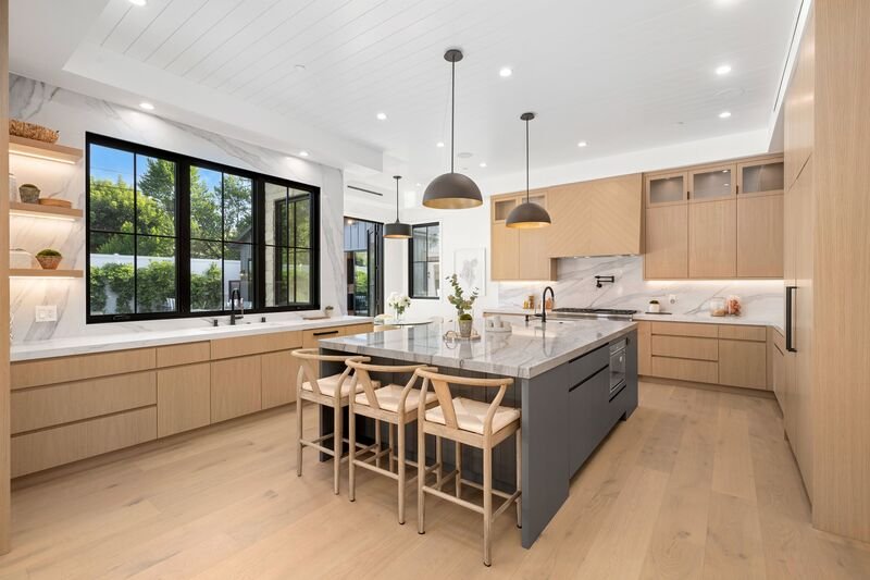cocina de madera amplia e iluminada