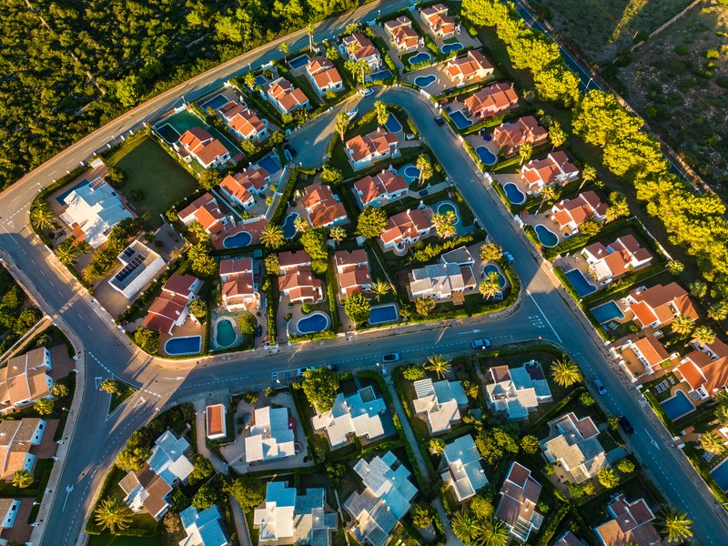 Vista desde un drone de un barrio de casas en puebla